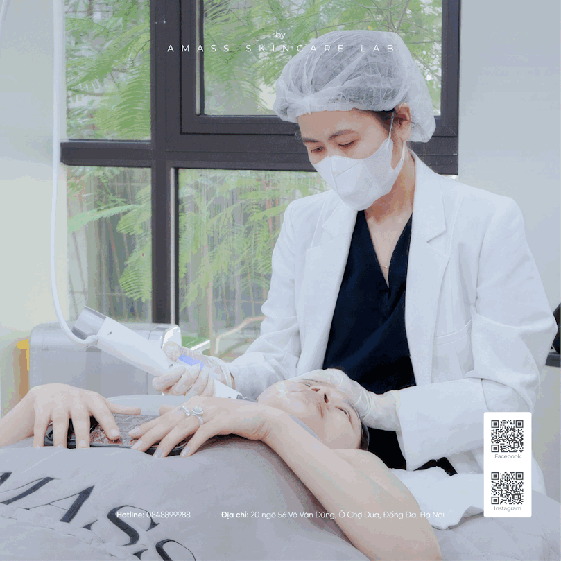 Bác sĩ đang điều trị trẻ hóa với Xerf cho khách hàng